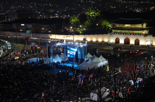 세월호 참사 1천일...하늘로 올려보낸 천개의 노란풍선  7일 오후 서울 광화문광장에서 열린 박근혜 대통령 퇴진과 조기탄핵을 촉구하는 올해 첫 주말 촛불집회에서 세월호 참사 1천일(9일)을 앞두고 노란풍선 1천개가 밤하늘로 올려보내지고 있다. 이날 11차 범국민행동 촛불집회는 '박근혜는 내려오고 세월호는 올라오라'는 주제로 열렸다. 2017.1.7